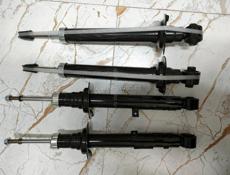 Новые амортизаторы стойки на Toyota Mark X, Crown 