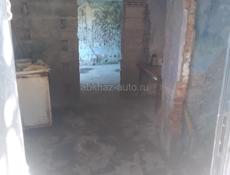 Продаётся 2 этажный дом 2 этаж 2 комнаты и зал 1 этаж без ремонта 6 соток земли новая крыша пластиковые окна район маяк около дельмара рядом магозин аптека от моря 400 метров все документы впорядке 