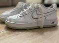 Продаются оригинальные кроссовки Nike AIR одевались пару раз РАЗМЕР 35.5