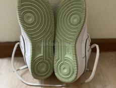 Продаются оригинальные кроссовки Nike AIR одевались пару раз РАЗМЕР 35.5