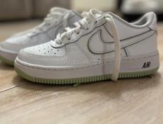 Продаются оригинальные кроссовки Nike AIR одевались пару раз РАЗМЕР 35.5