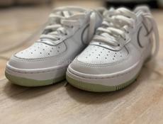 Продаются оригинальные кроссовки Nike AIR одевались пару раз РАЗМЕР 35.5