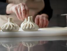 Требуется специалист по лепке хинкали и приготовлению мясных изделий.