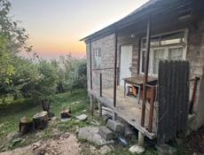 Дом с участком 25 соток! Довоенная собственность ,жилой район,документы все в порядке задолжнсостей по налогам нет!!