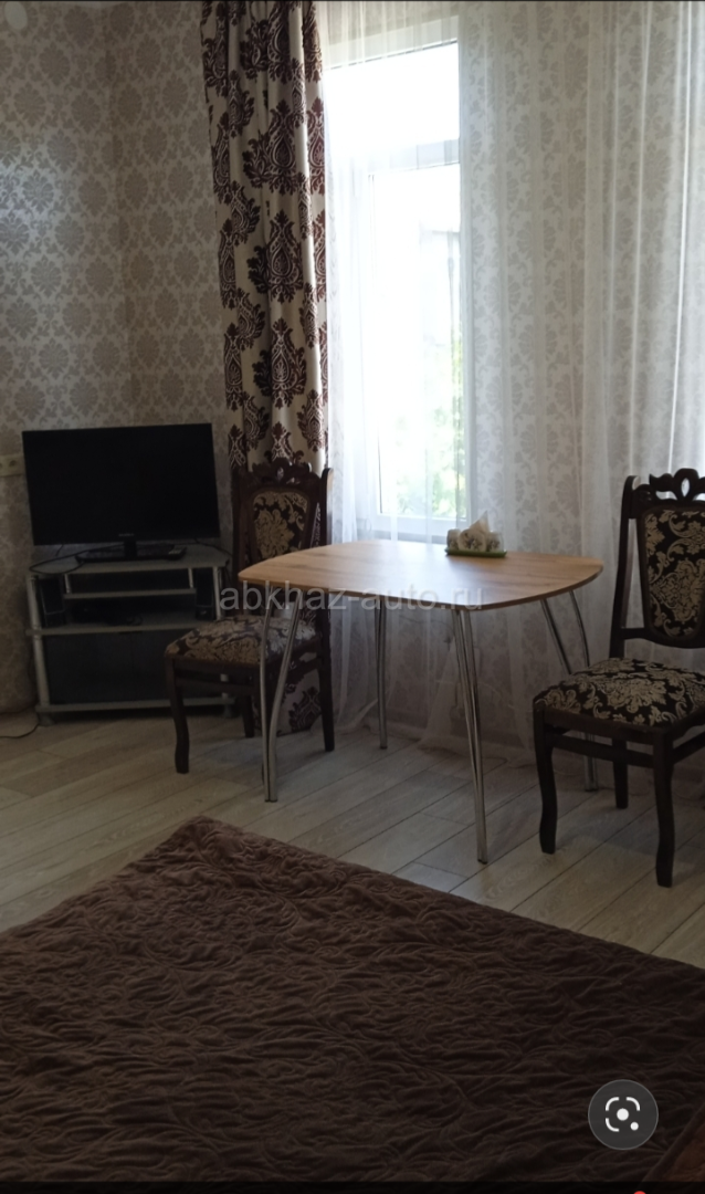 Сдам  отдыхающим в городе, в 10 минутах от берега  студию на двоих в доме .  0.