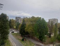 Сдается однокомнатная квартира в г.Сухум. До остановки две минуты ходьбы. В квартире хороший ремонт, есть всё необходимое. Стиралка, холодильник, кондиционер, вай-фай. Только для одного или двух человек, без животных. На длительный срок от года