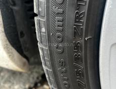 275/35R19 