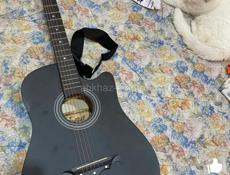 Гитара (черная) в отличном состоянии.  в подарок вместе с гитарой идет:  •дополнительные струны  •каподастр  •ремень для гитары  •медиаторы  •анкерный ключ •чехол  Пиши на номер в ватсап: 7(940) 924 70 71