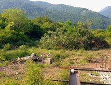 Продаю большой земельный участок по центральной дороге на Бзыби 