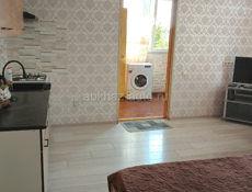 Сдам  с 16 сентября отдыхающим в городе, в 10 минутах от берега  студию на двоих .Есть также ванная ,туалет, двор. . 0.