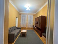 В центре