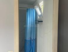 Сдается студия 43 м , в частном секторе . На одного человека . Цена 25 тыс + свет . Второй этаж