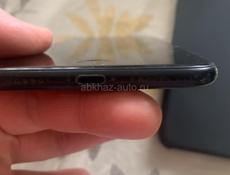 Телефон Айфон 7 плюс 32 Гб с коробкой, чеком, чехлами, , кубиком и шнуром