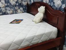 Кровать двухспальная с матрасом 160 на 200дерево