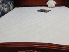 Кровать двухспальная с матрасом 160 на 200дерево