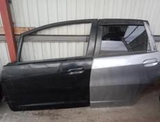 Две двери на Хонда фит 2009 г