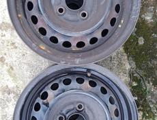 Железные диски R14 с колпаками.
