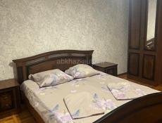 Сдаются трехкомнатная квартира в центре Нового Афона