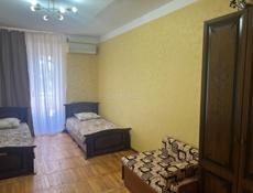 Сдаются трехкомнатная квартира в центре Нового Афона