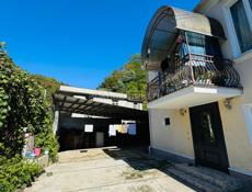 Продаётся частный дом с готовым бизнесом в живописной Абхазии, район Синоп — всего в 700 метрах от моря.