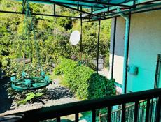 Продаётся частный дом с готовым бизнесом в живописной Абхазии, район Синоп — всего в 700 метрах от моря.