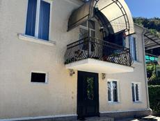 Продаётся частный дом с готовым бизнесом в живописной Абхазии, район Синоп — всего в 700 метрах от моря.