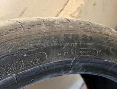 295/35 R21