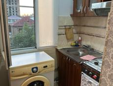 Сдается 1,5 комнатная квартира в центральной части  города Сухум . без выселения на летний период Полностью укомплектована,