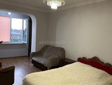 Сдается 1,5 комнатная квартира в центральной части  города Сухум . без выселения на летний период Полностью укомплектована,