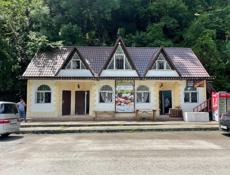 Здание на берегу Голубого озера 🏞️