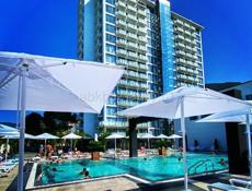 Официант и  мармитчик на шведскую линию