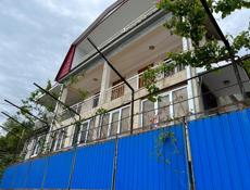 Рядом с парком В.Г.Ардзинба и центральной площадью города Гагра.