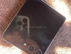 Пподаю или обменяю самсунг зип флип 5 на 256 работает идиельно любые проверки есть плёнка на экране и чихол , хлам не предлогать