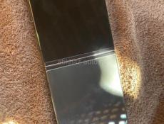 Пподаю или обменяю самсунг зип флип 5 на 256 работает идиельно любые проверки есть плёнка на экране и чихол , хлам не предлогать