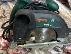 Пила циркулярная Bosh pks 40  Легкая удобная  Собирал себе крышу а именно резал обришетку доска была дюймовка в суперском состоянии в хозяйстве больше не нужна  4.000р инструмент покупался новым использовался в одних руках жалко лежит без дела