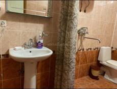 Уютный дом, расположенный прямо на живописной набережной Махаджиров в Сухуме.