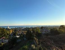 Продаются 4 комнатная квартира квартира на улице адыгейская 70а бывшая дзидзария можно зайти жить вода свет все есть 