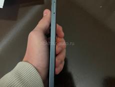 На корпусе есть царапины и на экране есть трещина