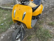 🛵 скутер, очень бодро едет