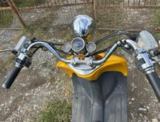 🛵 скутер, очень бодро едет
