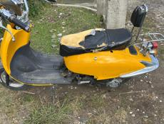 🛵 скутер, очень бодро едет