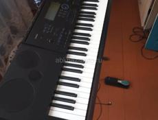 Синтезатор Casio,практически новый.