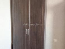 Продам спальню кровать 1м,шкаф 80*50 ,1тумбочка,декор .полки