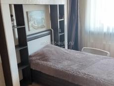 Продам спальню кровать 1м,шкаф 80*50 ,1тумбочка,декор .полки