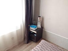 Продам спальню кровать 1м,шкаф 80*50 ,1тумбочка,декор .полки