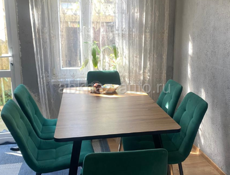 Стол за стулями