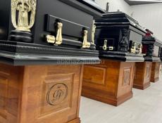 Гробы, кресты, памятники, венки, накидки, лампады, вазы