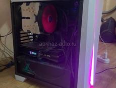 Игровой компьютер с монитором.