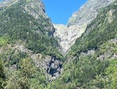 Продам участок 0.7 га В городе Ткуарчал р-н Хухун.Идеальное место для  гемплинга и отдыха.Рельеф ровный.