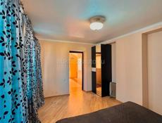 Сдаются двухкомнатная квартира в частном доме до конца июня